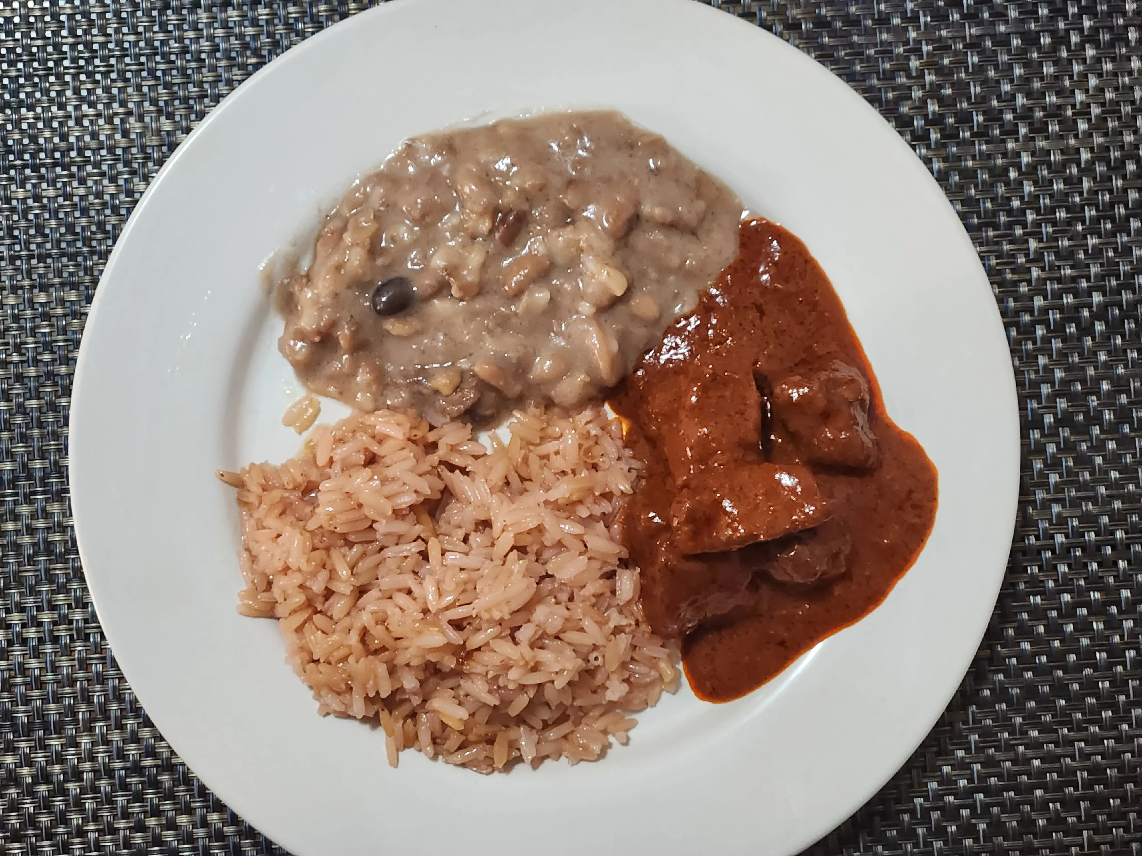 Foto de asado de bodas con arroz y frijoles
